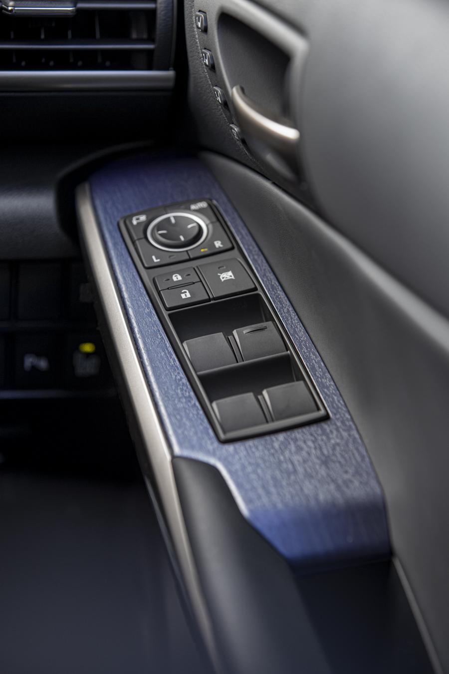 Детали интерьера Lexus IS300 Black Line (XE30) 2020 года  (AU) (фото 9 из 12)